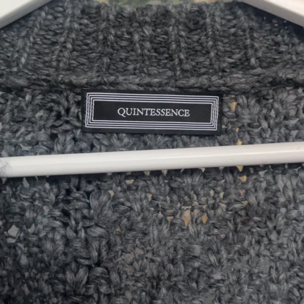 Säljer en mysig grå cardigan från Quintessence. Den är stickad med en blandning av akryl, ull, alpacka och viskos. Koftan har en djup v-ringning och knappar framtill. Skick 8/10 stolek S/M.. Neuletakit & Villapaidat.