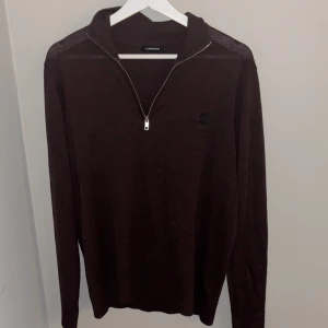Vinröd lindberg halv zip - Snygg vinröd tröja från Lindbergh med halv zip. Perfekt för kyligare dagar med sin långa ärmar och ribbade detaljer vid ärmslut och nederkant. En stilren design som passar till många tillfällen, som exempel en fin match med grå jeans en vårdag! Storlek i tröjan är XL men den sitter som L! Hör av er vid frågor. Toppen skick, Mvh elji 