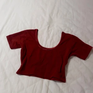Röd croppad topp från Abhi - Säljer en snygg röd croppad topp från Abhi. Toppen har korta ärmar och en rundad halsringning, perfekt för en trendig look. Passar utmärkt till både jeans och kjol. Storlek M men passar mig som är Xs/S. Stretchigt tyg. Kontakta mig om du har frågor ☺️