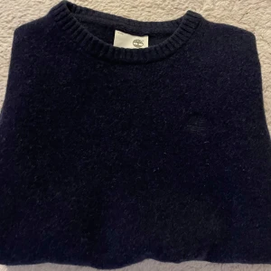 Mörkblå ulltröja från Timberland - Säljer min skitsnygga Timberland ulltröja. Riktigt skön och stilren! Perfekt för lite kallare dagar. Skick 9/10. Pris kan diskuteras.