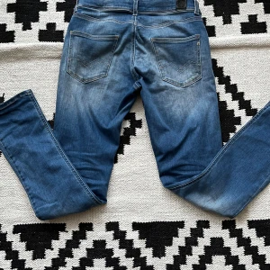 Replay jeans  - Snygga blå jeans med en klassisk rak passform. De har en lätt tvättad look och femficksdesign. Perfekta för en avslappnad stil. Skick 8/10 har ett litet riv märke vid höften||||. W27-28. L30-32.  Vet inte exakt längden men dom passar bra på mig som har 27/30