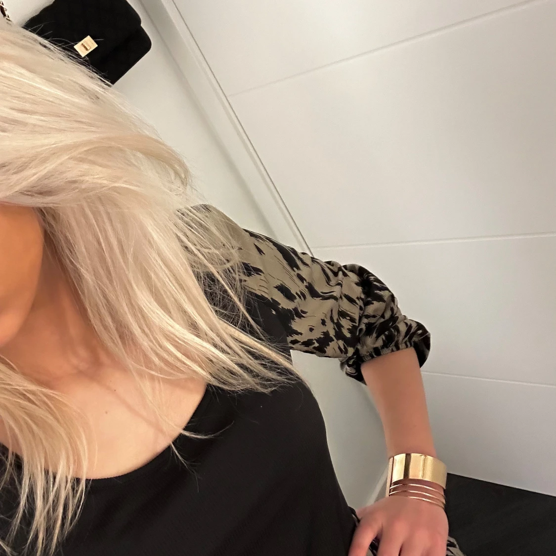 Leopardmönstrad topp med svarta detaljer - 3