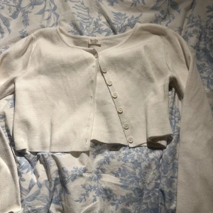 Fin brandy kofta! - Säljer min jättesöta croppade kofta med långa armar, köpt från Brandy Melville fast från John Galt. Är onesize men passar xs och s💗