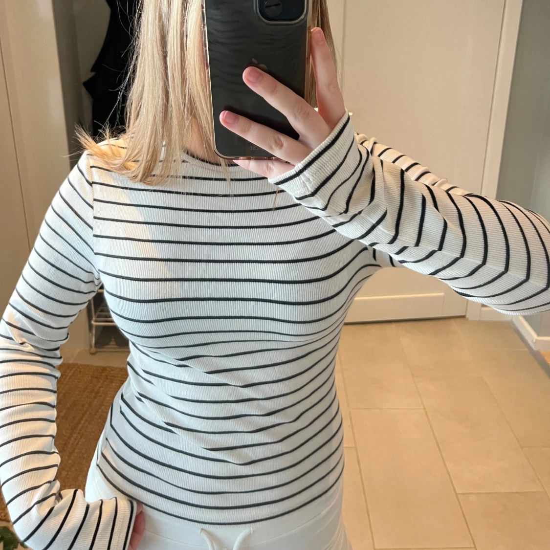 Vit och svart randig tröja från BikBok