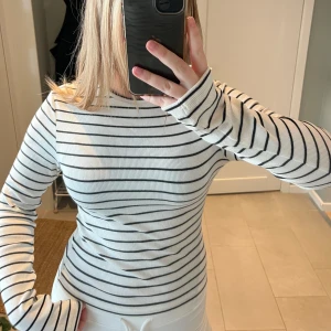 Vit och svart randig tröja från BikBok - Säljer en stilren vit och svart randig tröja från BikBok i storlek S. ☺️💗