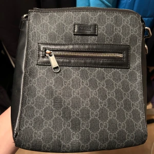 Svart axelväska från Gucci - Gucci Axelväska som jag har fått som present men den är köpt för runt 10k i nypris. Den har blivit lite uppbränd där nere för att visa att den är äkta samt ormskinnet. Det är lite snabba tagna bilder som kanske inte är de bästa men ifall man vill ha fler bilder är det bara att skriva.