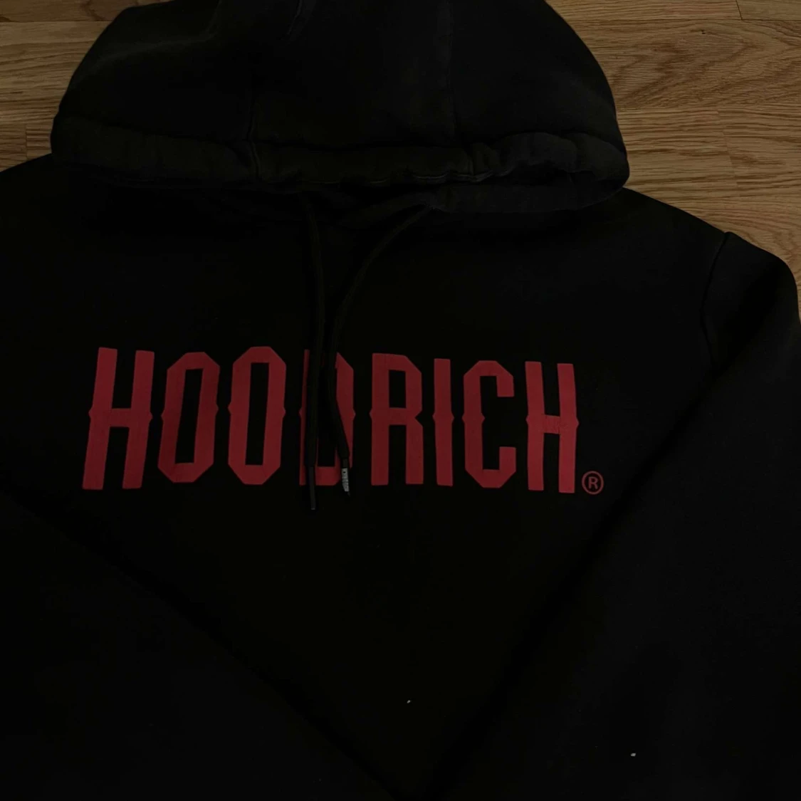 Svart hoodie från Hoodrich - 1