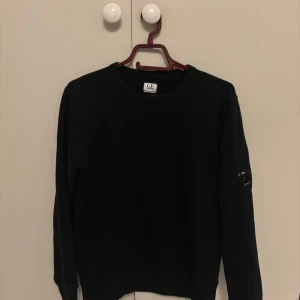 CP Company Swatshirt - Ny och knappt använd CP Company Sweatshirt, äkta såklart och är i storlek 12-14 158-164. Vid frågor hör av dig.