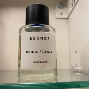Essnce Iconic Flower - Essnce Iconic Flower, väl använd men passar bra om man vill prova ett tag innan man köper fullsize. 
