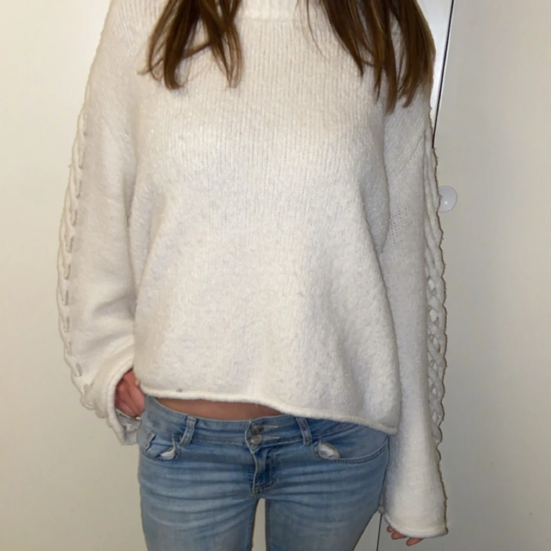 Vit stickad tröja med flätade detaljer - 1