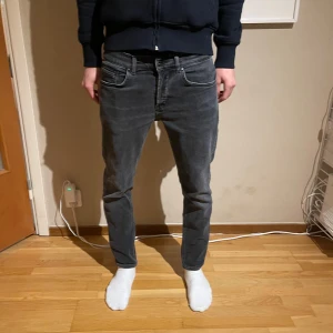 Dondup jeans  - Tja! Säljer dessa dondup jeans i nyskick. Jeansen är i storlek W33. Modell george sitter slim fit.  Hör av er vid frågor! 