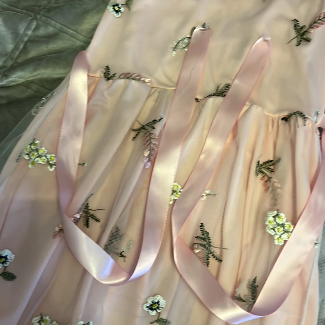 Rosa klänning med broderade blommor - 3