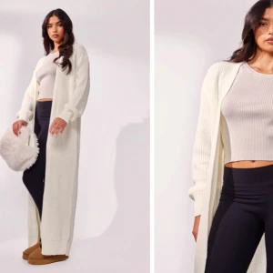 Vit lång Cardigan  - Säljer en stilren vit lång kofta med ribbade detaljer. Perfekt för lager-på-lager och ger en mysig känsla. Koftan har långa ärmar och är öppen framtill, vilket gör den lätt att matcha med olika outfits.