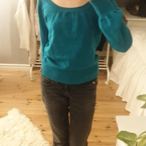 Mörkgrön långärmad tröja - Säljer en grön tröja med långa ärmar. Den ser väldigt blå ut på bilden men den är egentligen mörkgrön. Står m men skulle säga s/m💞💞