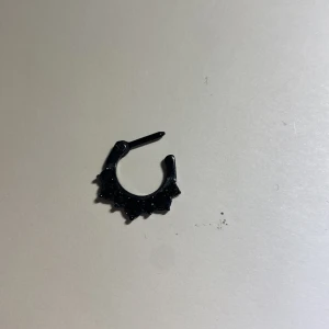 septum smycke med rhinestones - använd ett fåtal gånger men helt ren :) gjort av akryl och 16g