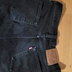 Levis 501 svart w29 - Svarta 501 brädd w29 i midjan och l30 i längden inga skador på byxorna