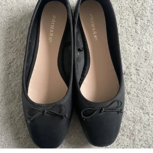 Ballerina skor - Svarta ballerina från primark, oanvända. Säljer pga passar ej!