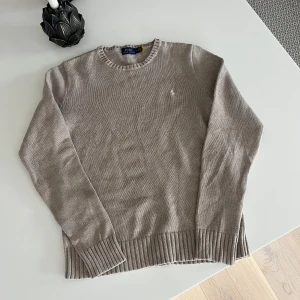 Stickad Ralph Lauren - Tja! Säljer nu denna riktigt snygga o fräscha stickade tröjan ifrån Ralph Lauren. Bevis på att den är äkta finns på sista bilden. Om ni är osäkra på storleken fråga om mått eller om ni har andra funderingar!