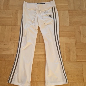 Low waist mjukisbyxor från Abercrombie & Fitch - Snygga low waist mjukisbyxor från Abercrombie & Fitch. Köpte dessa på plick men säljer då jag inte använder dessa längre. På sidan 3 kan man se numren falla bort men allt annat är det inget fel på🥰