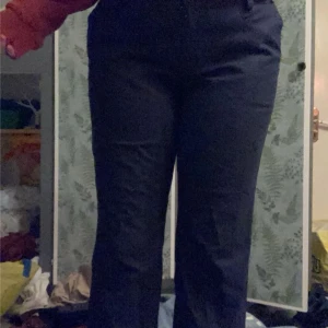  randiga kostymbyxor - Dålig bild men de är randiga och mörkblå, skriv för mått eller bättre bild.