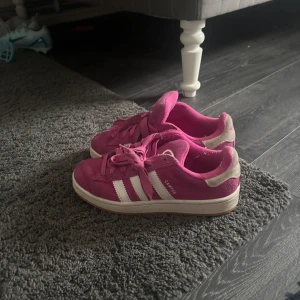 Rosa campus - Säljer mina rosa campus från merch sweden! Använda en sommar, tecken på användning men i gott skick! Bättre bilder och att diskutera pris vid kontakt!🥰🥰