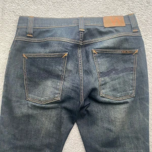Nudie Jeans - Ett par sjukt snygga Nudie Jeans med otroligt snygg färg! | Skick: 9,5/10✅ | Modell: Grim Tim- Slim | Storlek 32w, passar även bra till 31w | Modellen är 184cm | Hör av er vid fundering! 🦦