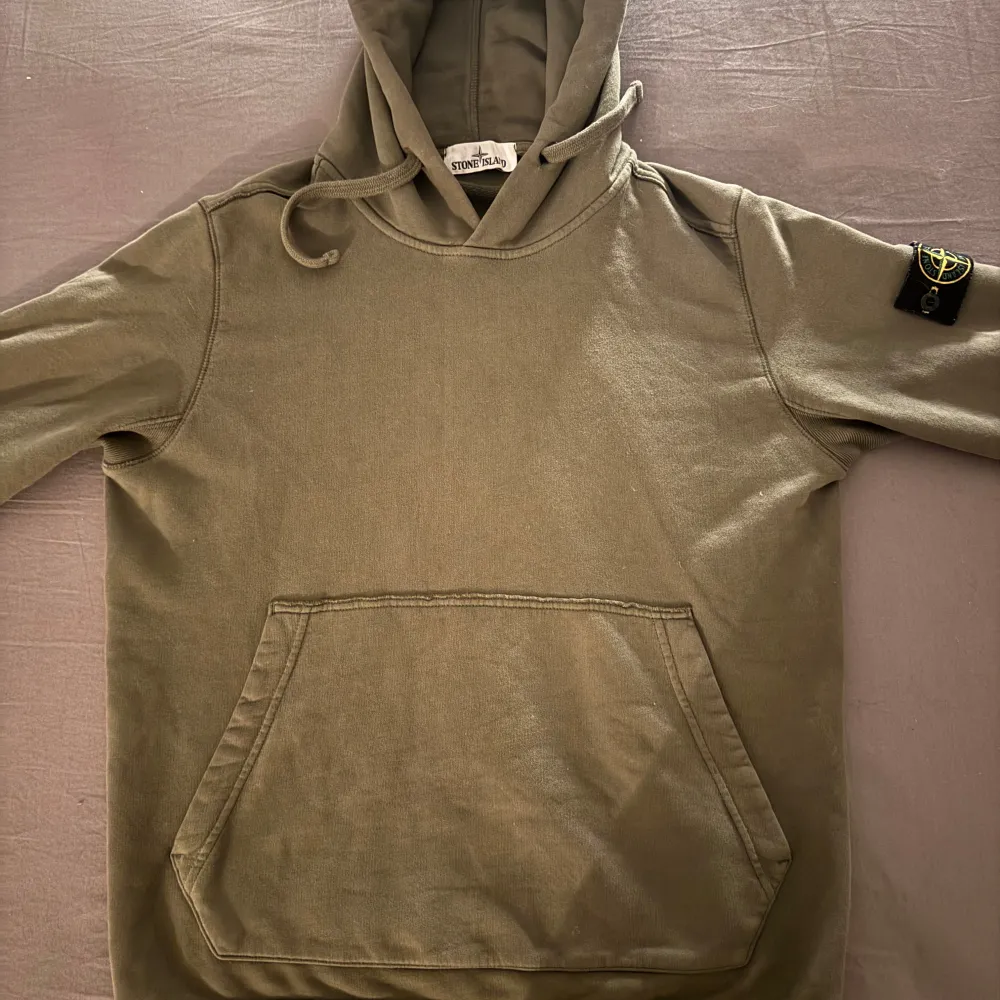Säljer en olivgrön hoodie från Stone island storlek m inge defekter eller hål, väldigt bra skicka och självklart äkta.. Neuletakit & Villapaidat.