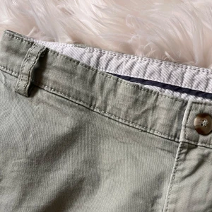 Gröna chinos - Gröna byxor med ett stretchigt tyg! Byxorna är lite stora på mig (jag bär oftast 38-40) men funkar då för en relaxed look!💚
