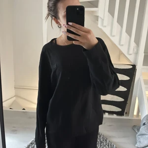 Svart långärmad tröja - Svart sweatshirt från Acne Studios, bra skick💕 nypris: 3100kr