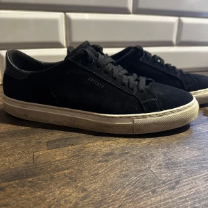 Svarta axel arigatos - Ett par svarta axel arigatos med materialet mocka. Har använt skorna en del men ser väldigt bra ut och mockan är jätte bra skick bara sulan som är lite gul men går att göra finare. Låda finns 