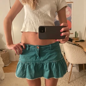 Lågmidjad grön volangkjol - Lågmidjad grön kjol med volang. Så najs med snörning på sidan💗