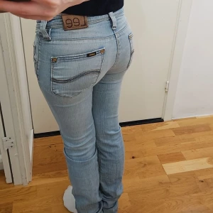 Lee jeans W27 L33 - Jätte fina ljusblå lågmidjade Lee jeans med små rispor/slitningar i straight fit. Storlek W27 L33. Midjemått 82cm, innerbenslängd 80/81. Använda väldigt fåtal gånger, normal i storlek och stretchiga.