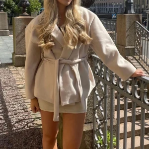 Kappa från missäy - Säljer denna beigea kappa från missäy💞