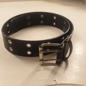 Svart bälte med silver detaljer - Snyggt svart bälte med silverfärgade detaljer💞💞