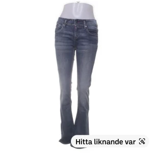 Blå bootcut jeans - Snygga blå bootcut jeans med fina fickor köpte dom på Sellpy men dom passade tyvärr inte men dom är väldigt bra skick💕💕(bilderna är därifrån) priset kan diskuteras💕