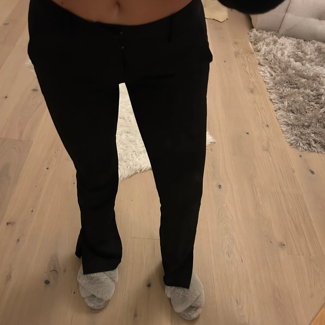 Svarta lågmidjade kostymbyxor från BikBok