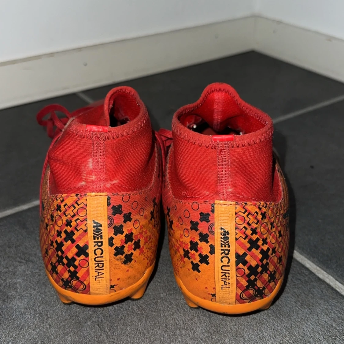 Röda fotbollsskor från Nike - 2