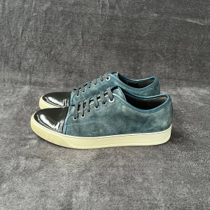 Lanvin Cap Toe DBB1 | 42 - Storlek: EU 42 - UK 8 (Lanvin passar upp till en storlek större) Skick: Fint skick Färg: Blå Tillbehör: Inga (endast skor)