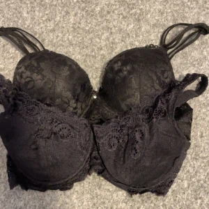 Svart spets-bh - Säljer en elegant svart spets-bh med vackra spetsdetaljer och justerbara axelband. Perfekt för att känna sig extra fin. 💖