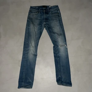 Blå jeans från Jack & Jones - Snygga jeans från Jack&Jones. Modellen är slim och strl 27 32