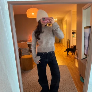 & other stories tröja - så snygg skickad tröja i mohair från other stories i stl s! långa armar med slits, så snygg detalj, den är även lite kortare!😍färgen ser ni bäst på sista bilden! 