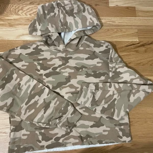 Camouflage hoodie - Säljer en cool hoodie med camouflage-mönster i beige och bruna toner.🤎💚