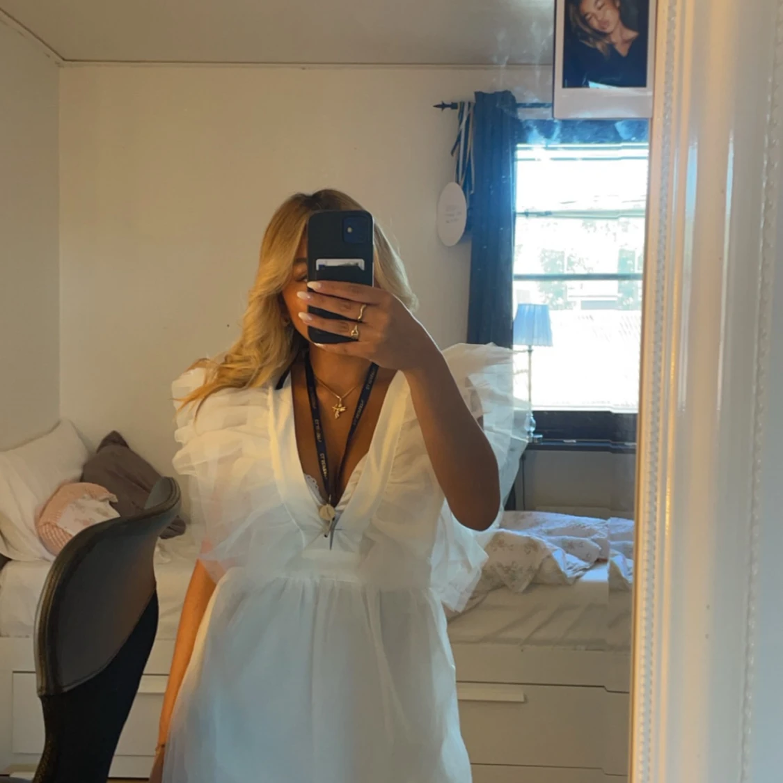 Vit klänning med volangdetaljer (studentklänning) - 2