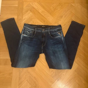 Replay Anbass  - Mycket feta Replay Anbass med en snygg wash w 31 L 32 nästan helt oanvända! Längd 105 cm midjemått 40x2cm, sitter slim.