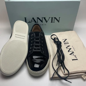 Lanvin skor  - Hej! Säljer nu dessa sjukt snygga och helt nya Lanvin skor. Skorna är splitter nya! Vi rekommenderar att gå ner en storlek. Har box, dustbag och extra skosnören! Hör gärna av dig vid frågor 