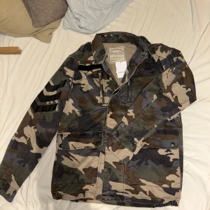  Zadig & Voltaire - Säljer en cool camouflagejacka från Zadig & Voltaire. Jackan är helt ny med lappar och den har aldrig använts. Perfekt nu till våren med sin avslappnade camouflage-look. Pris kan diskuteras!