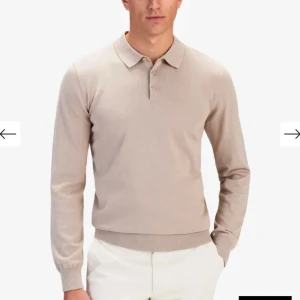 John Henric Rugbytröja - Hej. Säljer min John Henric rugbytröja, storlek M, skick 8/10, nypris: 1400kr mitt pris: 699kr. Perfekt inför våren med en väst eller liknande. Passar dig som är 170-180+ tight passform utan skador eller hål.