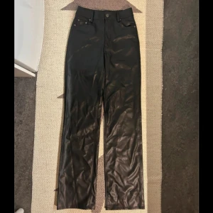 Zara läderbyxor, storlek 32 - Zara läderbyxor (fuskskinn) i fint skick, knappt använda. Storlek 32 med stretch. Midjemått rakt över 32 cm, innerbenslängd 80 cm.