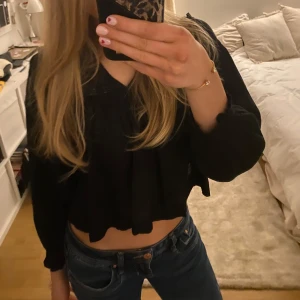 Svart blus med spetsdetaljer - Snygg svart blus med spetsdetaljer och långa ärmar. Perfekt för fest och vardag! Storlek  146/152 men passar även XXS och XS❣️