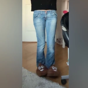 Low waist missixty jeans - Snygga blå lågmidjade jeans från miss sixty. Jeansens ända defekt är att de har släpat i marken aningen så de är lite uppressade där, skickar bild vid förfrågan❤️